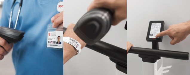 La imagen se divide en tres secciones. La primera muestra un primer plano de un profesional sanitario vestido con una bata azul escaneando su tarjeta de identificación con un lector de códigos de barras. La segunda sección muestra un primer plano de una pulsera escaneada por un escáner manual de códigos de barras. La tercera sección muestra una mano interactuando con una pantalla táctil digital, que muestra el peso y otros datos de un dispositivo médico (seca XLine Hold).