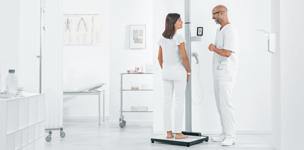 seca Scale-up Line EMR ready 超音波式全自動身長体重計(検定付) IDディスプレイとハンドレール付き · seca